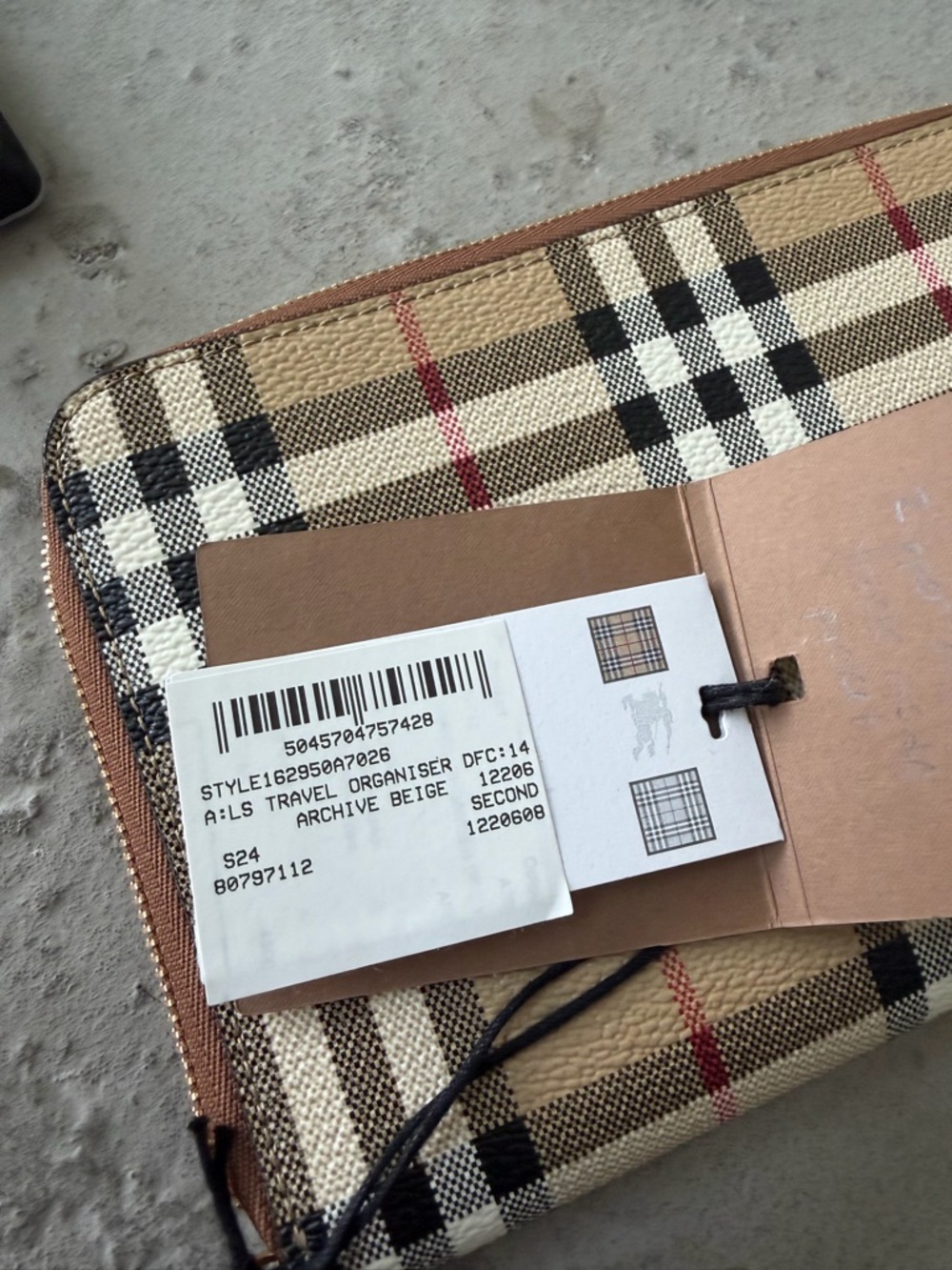 New BURBERRY Check Travel Wallet Long Wallet  inside zipper is damage - Picture 7 of 7